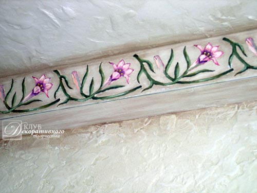 Цветочный рельеф на стене