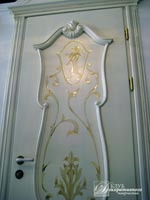Фрагмент золочения орнамента на двери