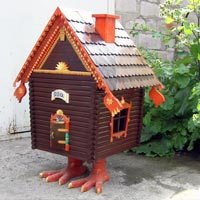 Деревянный садовый домик "на курьих ножках", изготовленный для украшения садового участка.