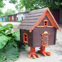 Декоративный деревянный садовый домик "На курьих ножках".