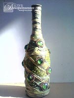 Бутылка с зелеными стеклянными стразами