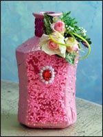 Декоративная бутылка с розовым бисером