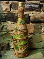 Декоративная бутылка с зелеными стекляшками