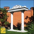 Декоративная арка с колоннами в саду
