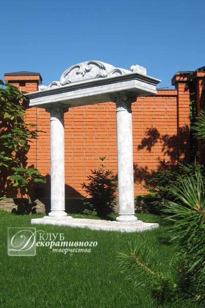 Декоративная арка с колоннами в саду
