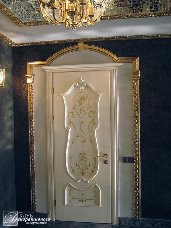 Полиуретановый дверной декор