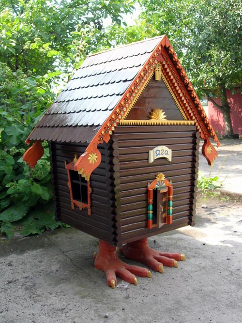 Деревянный садовый домик "на курьих ножках"