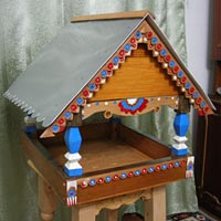 Декоративная деревянная кормушка для птиц