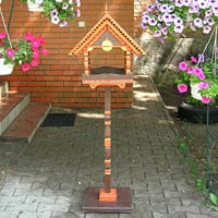 Декоративная деревянная кормушка для птиц